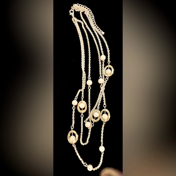 Jewelry - Pearl & Silver Chain Necklace UNIQUE, a cool, different way to display pearls